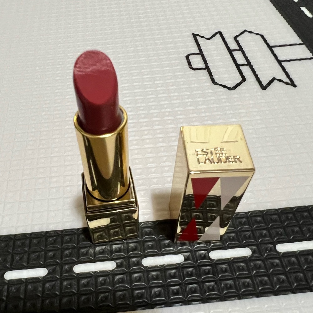 ESTEE LAUDER LIPSTICK- Pure color envy - Rebelliqus Rose 420